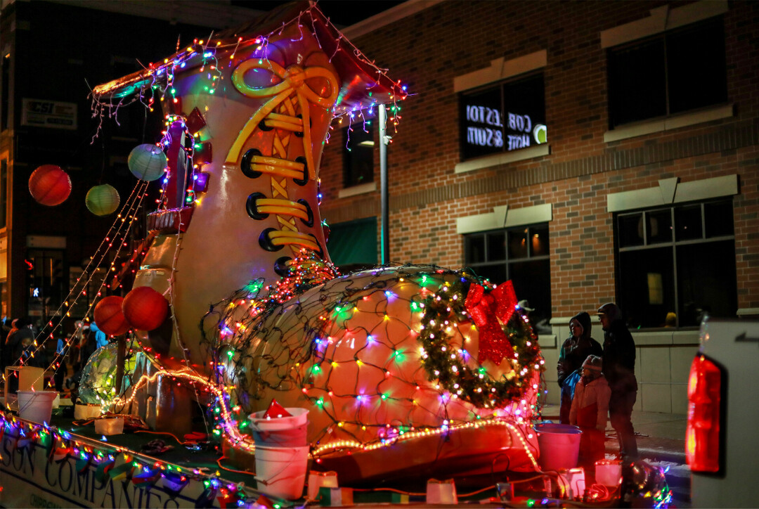 Bridge to Wonderland Parade. (Photo by Grace Cremeens)