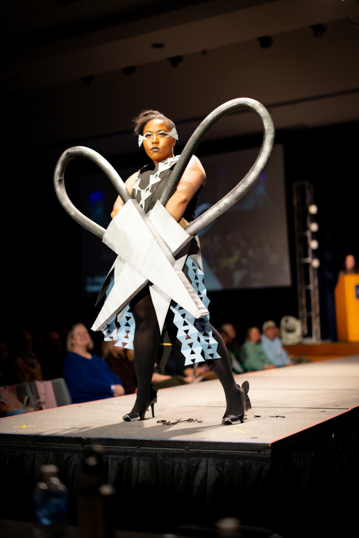 [PHOTOS] INVENTIONS & INNOVATIONS: Fashion Without Fabric Show